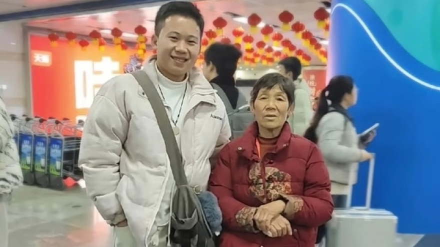 Mẹ vợ mù chữ lần đầu đi máy bay, chàng rể làm điều này khiến mạng xã hội xúc động